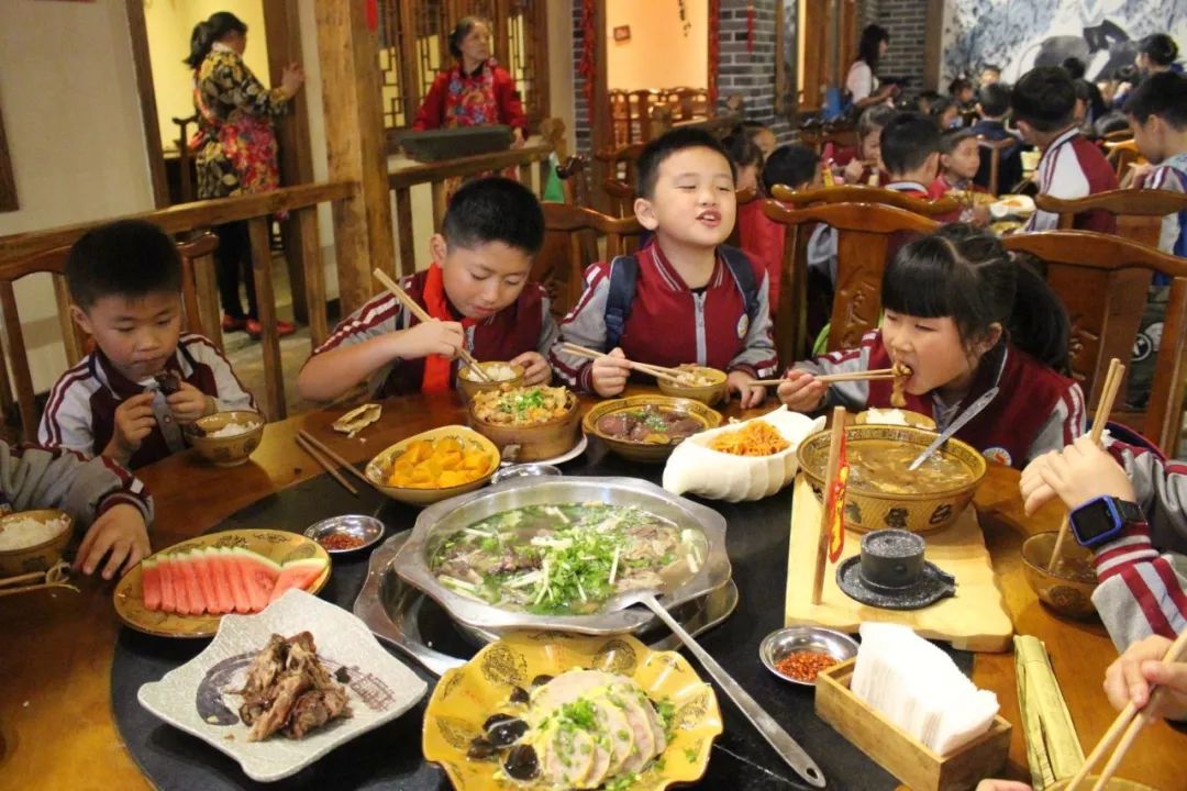 和美食有關的游戲活動,創(chuàng)新美食游戲活動，美食探險之旅執(zhí)行計劃,最新研究解析說明_尊貴款84.19.43