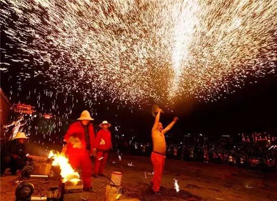 當傳統(tǒng)武術(shù)遇上非遺打鐵花