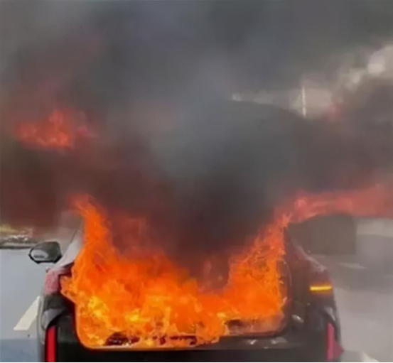 深圳商場地下停車場電車突發(fā)自燃事件