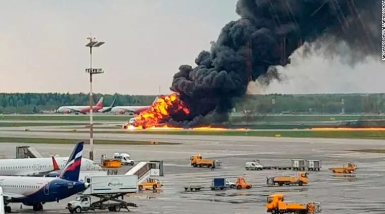 韓國載有181人飛機(jī)降落時緊急迫降并起火事件