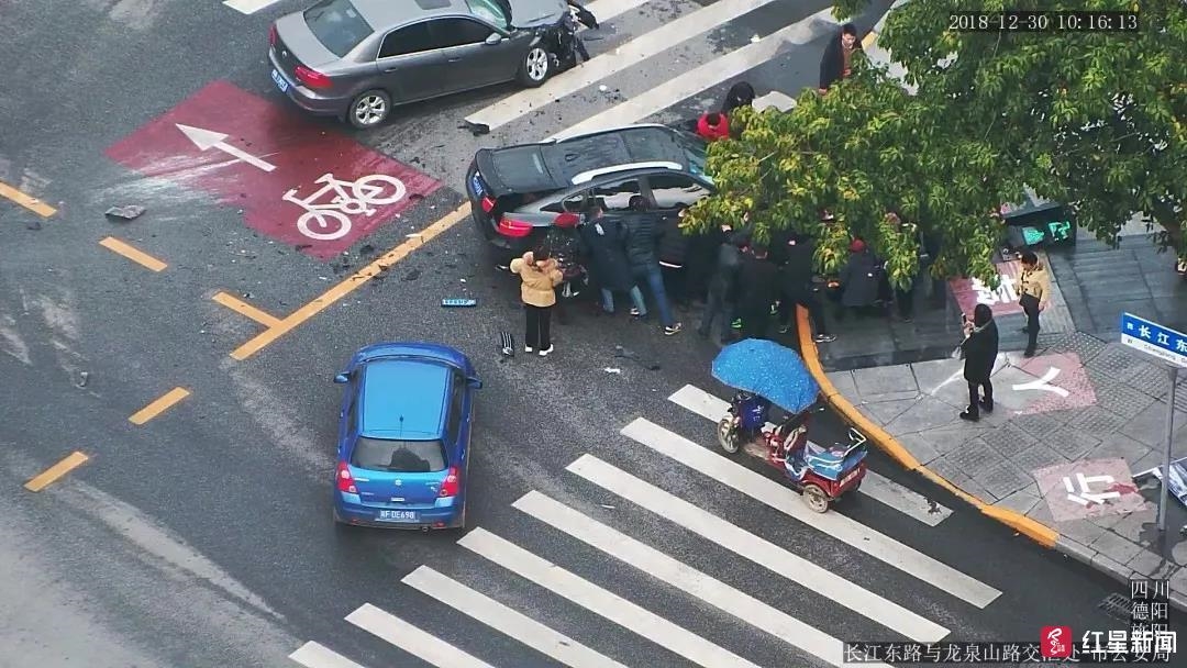 小米SU7側(cè)翻起火，路人合力抬車救人