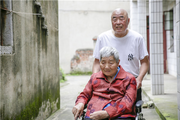 媽媽去世男子跪地報(bào)喪，深情告別引發(fā)老人回跪還禮