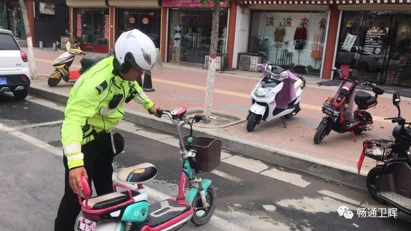 盲人憤怒推倒占用盲道的電動(dòng)車，呼吁尊重盲道權(quán)益