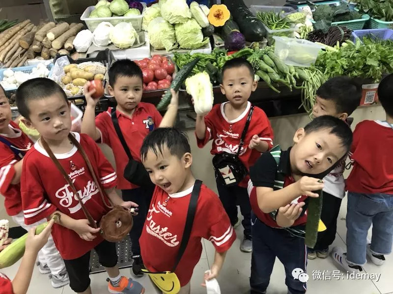 老師參與搶零食活動滿載而歸，零食山抱回家