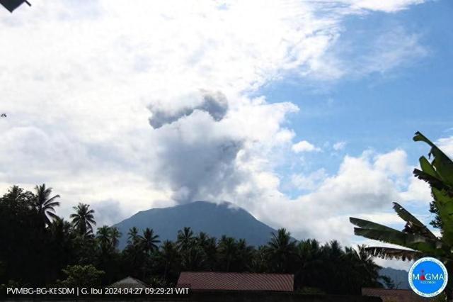 印尼伊布火山噴發(fā)，灰柱高達3000米