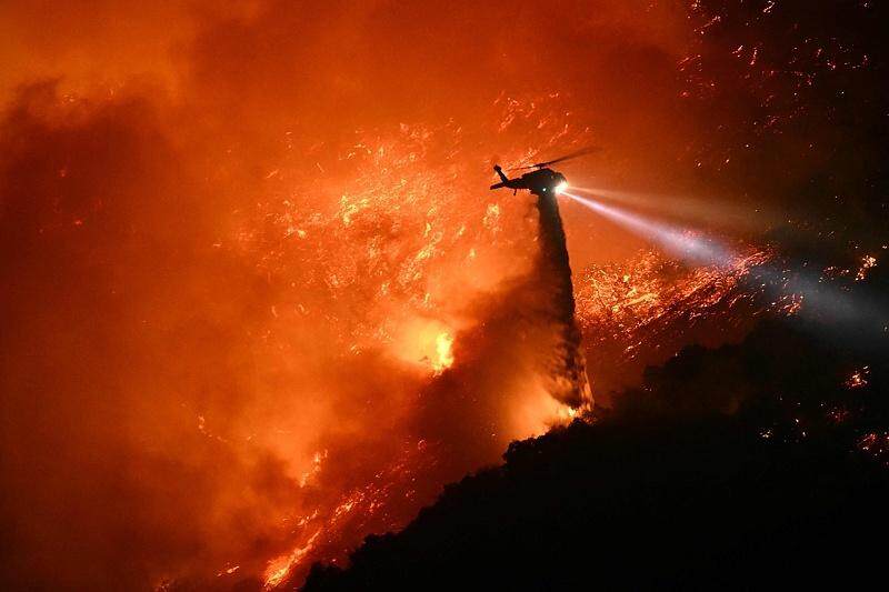 無人機(jī)撞停加州山火滅火飛機(jī)，緊急救援受阻