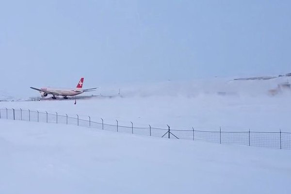 瑞航客機緊急迫降后一周空乘死亡事件