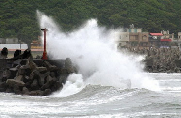 秘魯北部遭巨浪襲擊，超百處海灘關(guān)閉