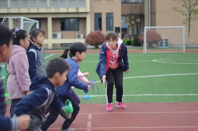 小學(xué)女生突發(fā)狀況，嘔吐教室，老師請家長現(xiàn)場清理