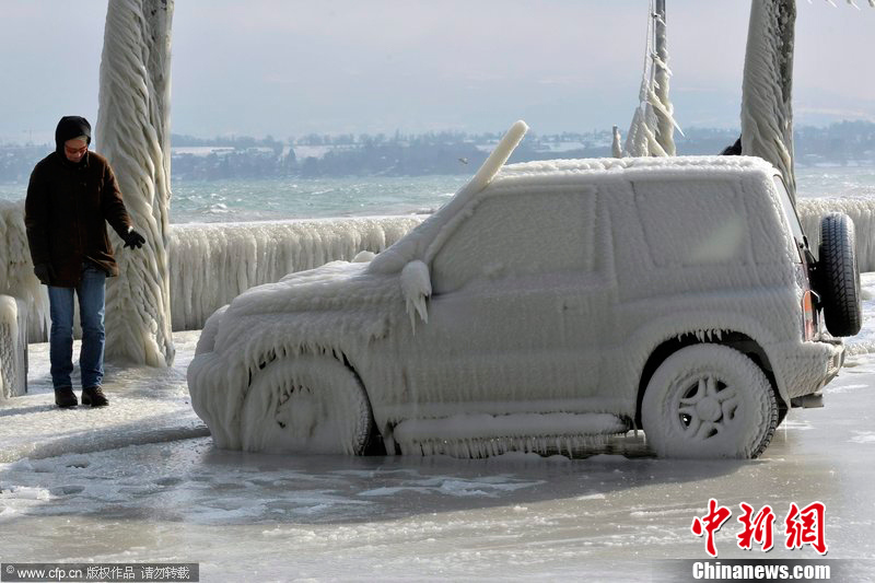 東北極寒天氣下的雪中公交車