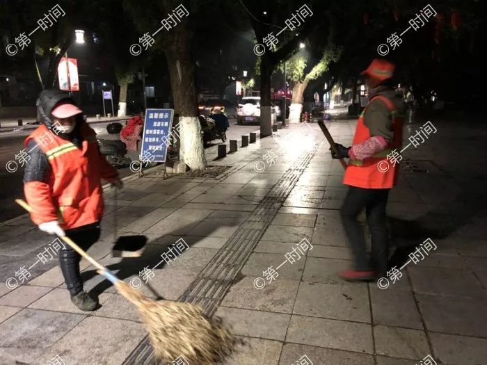 女婿清晨助環(huán)衛(wèi)工丈母娘掃街，傳遞暖心孝道