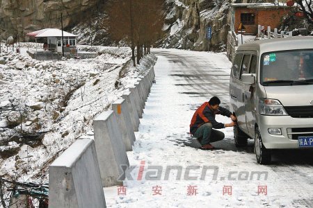 雪天迷路司機(jī)獲熱心大哥救助，重慶山路救援行動(dòng)成功展開