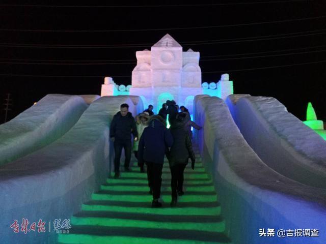 冰雪世界游客排隊如貪吃蛇盛景