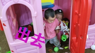 男童游樂場(chǎng)遭陌生小孩高空推下，驚險(xiǎn)瞬間曝光