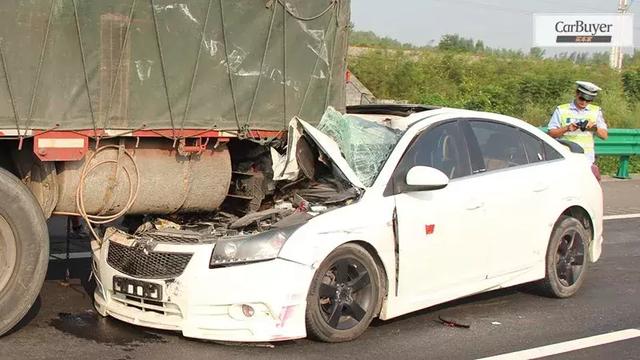 貨車追尾危機，邁巴赫緊急變道撞車事件