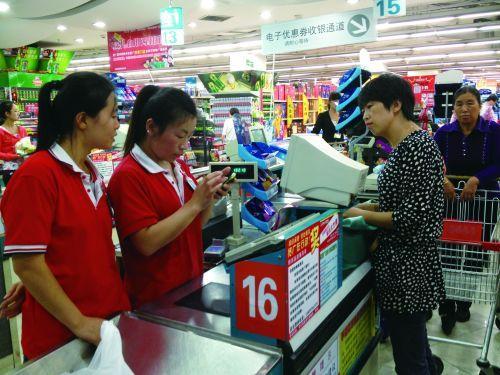 超市老板成功阻止醉漢尾隨女生行為，正義之舉值得贊揚(yáng)