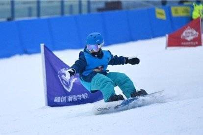 河南小伙何金博滑雪錦標賽逆襲奪冠，榮耀時刻！