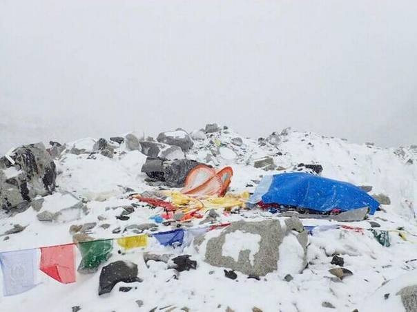 網友珠峰大本營遭遇地震，車輛劇烈搖晃