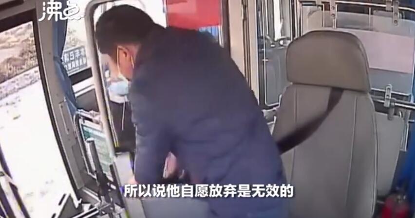 女生嘗試懶人接水遭遇意外翻車