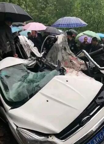 警方通報，小轎車撞貨車事故致一人死亡兩人受傷