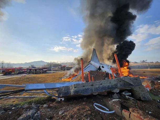 韓國(guó)空難機(jī)場(chǎng)跑道盡頭為何有墻