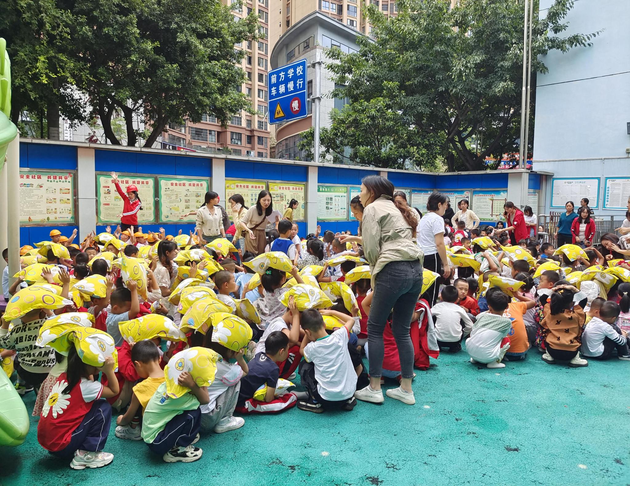 地震時18歲幼師嘗試抱起4個孩子實地考察數(shù)據(jù)解析_版行18.49.18