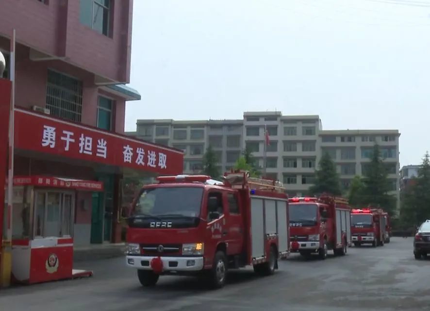 消防車出警被堵，居民合力掀翻擋道車,結(jié)構(gòu)化推進(jìn)計(jì)劃評(píng)估_領(lǐng)航款68.69.94實(shí)證解答解釋定義_版蕩18.56.63